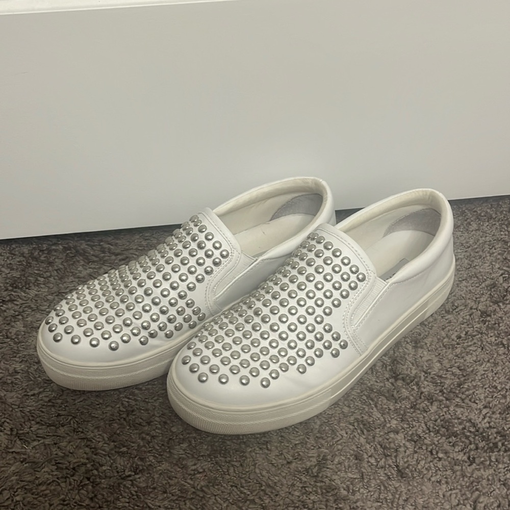 STEVE MADDEN WHITE STUDDED SLIP ON SNEAKERS